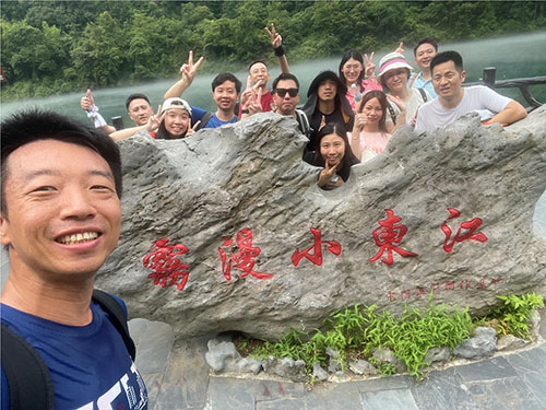 九年風雨兼程，九年砥礪前行，云科國際迎來了意義非凡的九周年。2024年6月28日組織了為期3天的“福城郴州之旅”團建活動，在美麗的自然風光中，共同感受公司的發展與壯大