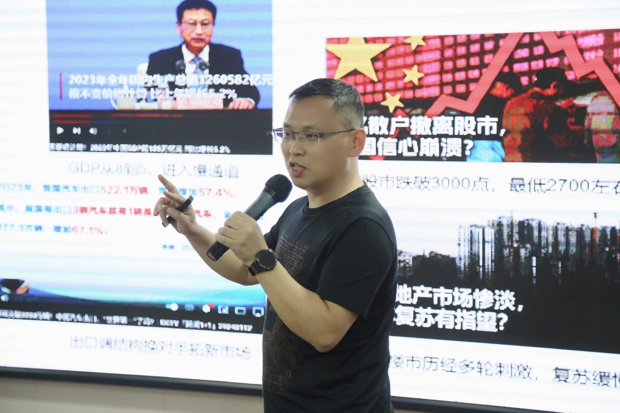 2024年2月2日，廣東云科國際供應鏈管理有限公司（簡稱：云科國際）2024年度新春年會暨2023年度總結表彰大會在廣州順利召開，云科國際管理班子、各職能部門負責人、事業部合伙人等與公司員工齊聚一堂，以“新變局下的重生之路”為主題展開探討，并一起回顧了2023年工作情況，基于當前宏觀政策及市場形勢，進行2024年重點工作部署。